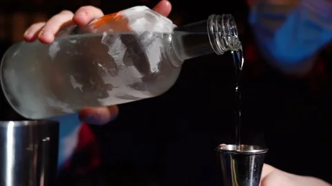 Bartender pouring cocktail  bartending tumble with cocktail shaker  bar counter Vidéo 149126352