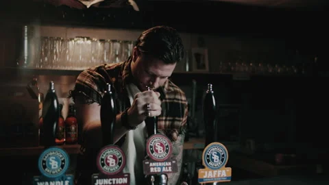 Bartender pouring a craft cask beer at a bar Video stock 131997352