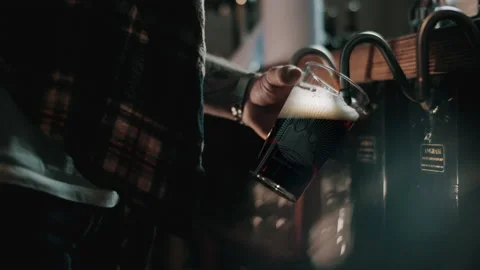 Bartender pouring a craft cask beer at a taproom Video stock 132002137