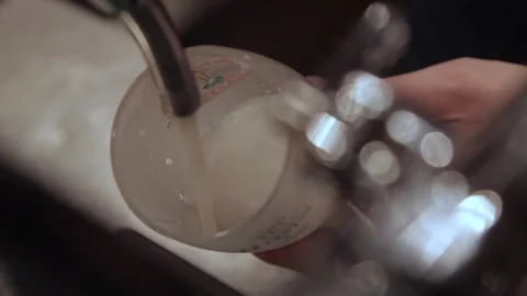 Bartender pouring draft beer in the bar. Close up. Beer is poured into a glass. Vídeo Stock 90083832