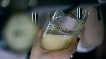 Bartender Pouring Draft Beer in the Pub Video stock 85471665