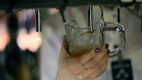 Bartender Pouring Draft Beer in the Pub Видео 85471686