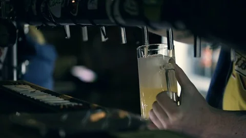 Bartender Pouring Draft Beer in the Pub Видео 85472159