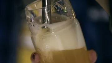 Bartender Pouring Draft Beer in the Pub Stock-Footage 85472475