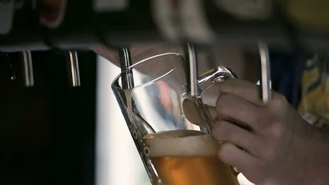 Bartender Pouring Draft Beer in the Pub Видео 85472573