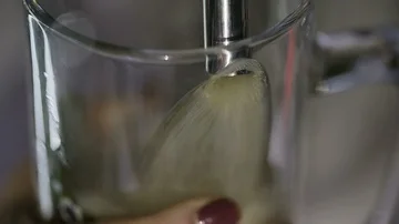 Bartender Pouring Draft Beer in the Pub Видео 85472907