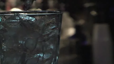 Bartender pouring drink 库存影片 8848353