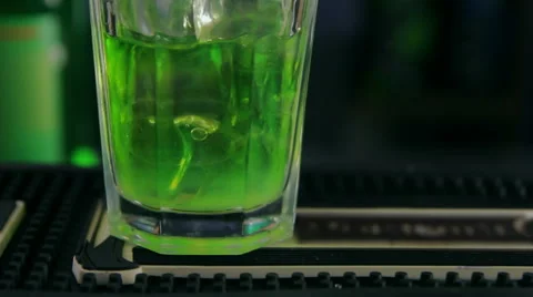 Bartender pouring a glass of ice with mint sirup Stock Footage 41774654