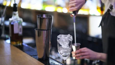 Bartender pouring juice into a shaker, blurred 動画素材 79359281