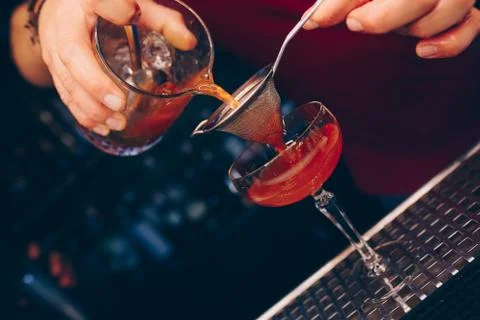 Bartender pouring using strainer White healthy Cocktail drink on a bar counte Foto stock