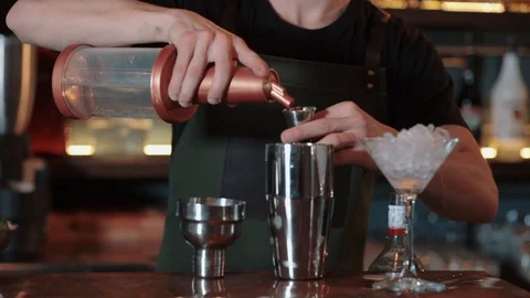 The bartender pours alcohol into a measuring cup and pours it Vídeo Stock 128604155