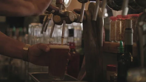 Bartender pours beer 库存影片 168537523