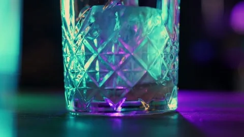 The bartender pours a cocktail with ice Stock Footage 196981952