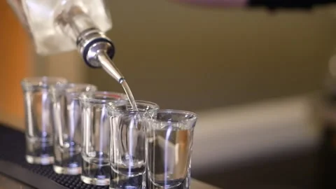 The bartender pours the drink into glasses Vídeo Stock 152036345