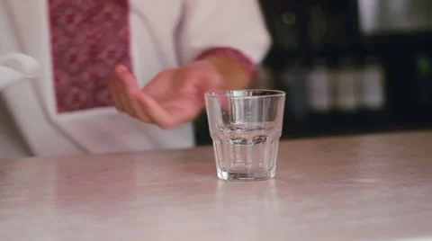 The bartender pours ice in a glass . Video stock 52926440