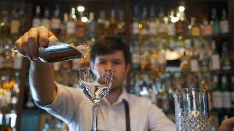 Bartender pours ice into a glass Stock Footage 121181233