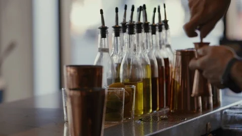 Bartender pours mixer into copper mug Stockbeeldmateriaal 99598551