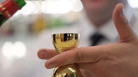 Bartender pours vermouth into a jigger Stock Footage 101967924