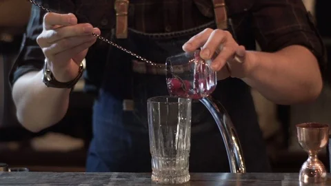 Bartender prepare alcoholic coctail in modern bar. Adding cranberry in glass 스톡 동영상 96146511