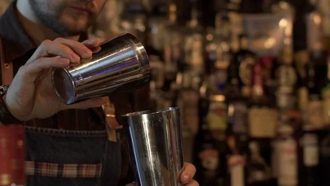 Bartender prepare alcoholic coctail in modern bar. Slow motion 스톡 동영상 96146546