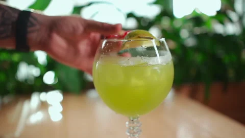 Bartender prepare fresh sweet green midori cocktail with lime and ice Vidéo 244806180