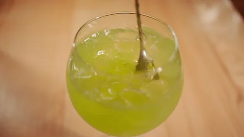 Bartender prepare fresh sweet green midori cocktail with lime and ice Vidéo 244806191
