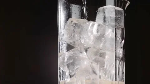 Bartender prepares an alcoholic cocktail. Video stock 169890404