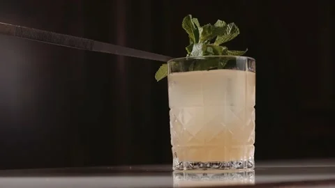 Bartender prepares an alcoholic cocktail Vídeos de archivo 169890607