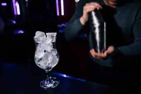 Bartender prepares a cocktail Fotos Stock