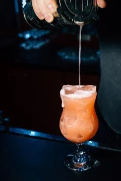Bartender prepares a cocktail Stock-Fotos