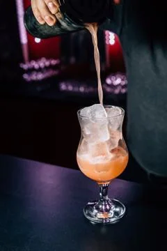 Bartender prepares a cocktail Foto stock