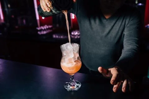 Bartender prepares a cocktail Foto stock