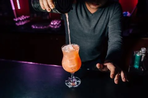 Bartender prepares a cocktail Stock-Fotos