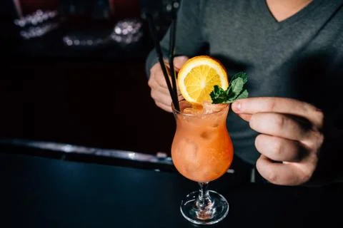 Bartender prepares a cocktail Foto stock