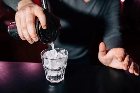 Bartender prepares a cocktail Fotos Stock