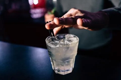 Bartender prepares a cocktail Foto stock