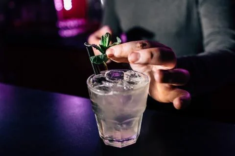 Bartender prepares a cocktail Foto stock