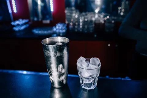 Bartender prepares a cocktail Foto stock