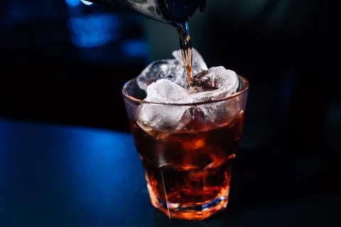 Bartender prepares a cocktail Foto stock