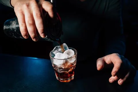 Bartender prepares a cocktail Foto stock
