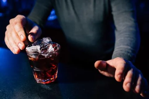 Bartender prepares a cocktail Foto stock