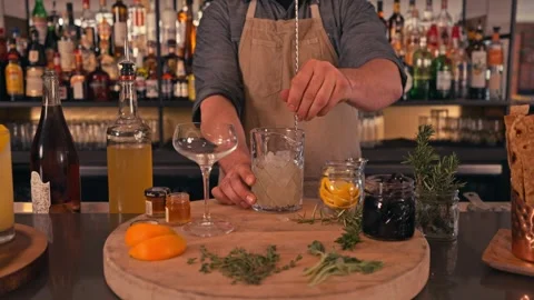Bartender prepares modern cocktail in martini glass with garnish cinematic Vidéo 280514692