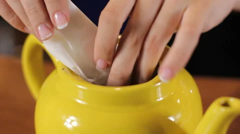 Bartender prepares tea in a teapot. Close up 動画素材 63995305