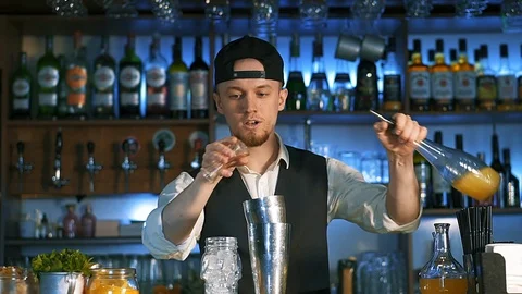 The bartender is preparing an alcoholic cocktail. 動画素材 113856686