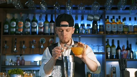 The bartender is preparing an alcoholic cocktail. 스톡 동영상 114412779