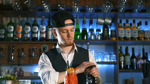 The bartender is preparing an alcoholic cocktail. Stock-Footage 114599654