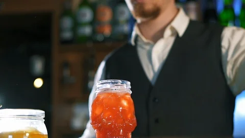 The bartender is preparing an alcoholic cocktail. Vídeos de archivo 114600299