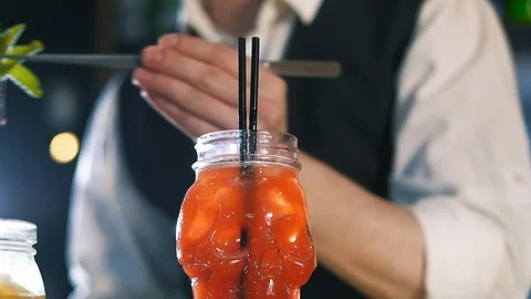 The bartender is preparing an alcoholic cocktail. Видео 114600484