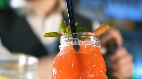 The bartender is preparing an alcoholic cocktail. Stock-Footage 114600961