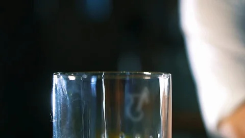 The bartender is preparing an alcoholic cocktail. 库存影片 114601377